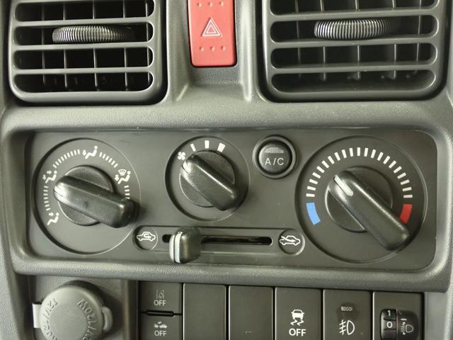 手軽に風量等の調節が可能な　マニュアルエアコンを装備しています。