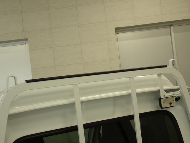 はしごなどの長尺物を積み込む際、ボディー塗装を保護する　アングルポストプロテクター。