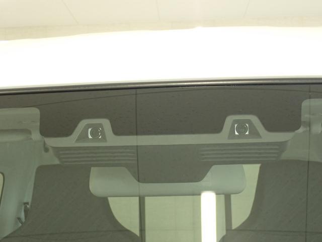 2つのカメラで夜間の歩行者も検知する　デュアルカメラブレーキサポート搭載。前方の車両や歩行者を検知し、音や表示で警告。衝突の可能性が高まると自動でブレーキをかけ、衝突回避または被害軽減を図ります。