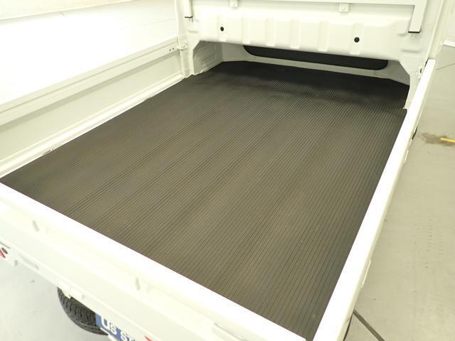 荷台に傷がつきにくく、荷物の滑り止めにもなる　荷台マットを装着♪