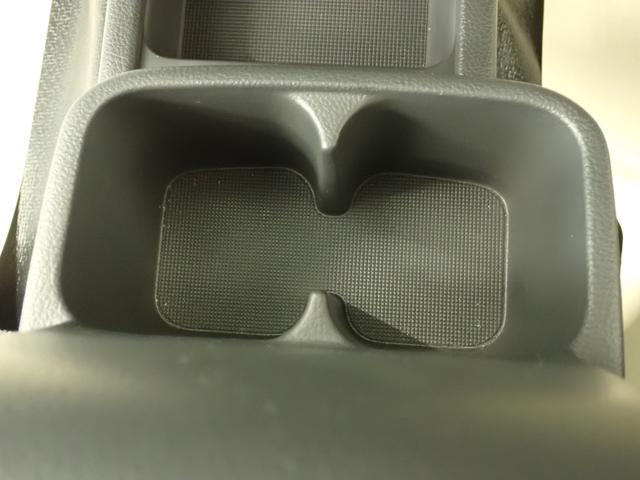 運転席・助手席間に　使い勝手のいい固定式ドリンクホルダーがあります。