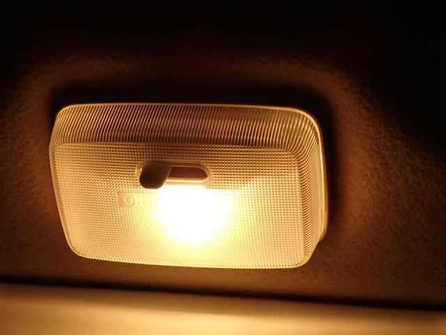シートバックを照らしてくれる　照明があります。