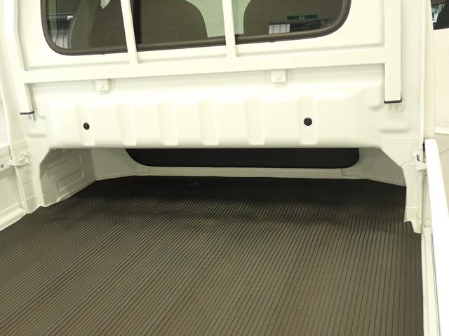 キャビン下まで荷台床面を伸ばし、長尺物の積み込みも可能に☆