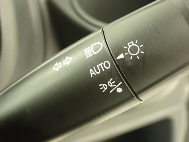 ハイビームで走行中、対向車や先行車がいると、自動でロービームに切り替わり、他車がいなくなったり周囲が暗くなると　自動でハイビームに戻ります。