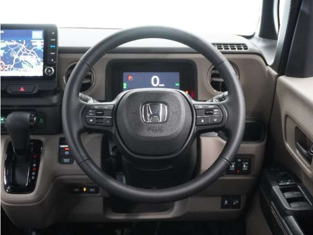 【Honda SENSING】 カメラ等装置で精度の高い検知能力を発揮、安全運転を支援します。ステアリング上のコントローラーに注目！