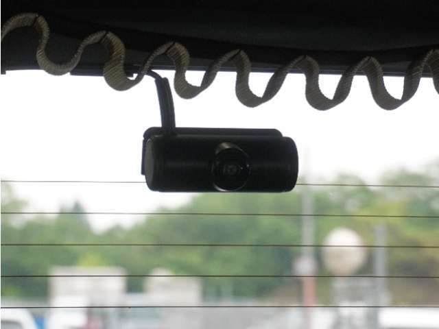 この車にはリアにもドライブレコーダーを装備しております◆映像・音声などを記録する自動車用の装置です。　もしもの事故の際の記録はもちろん、旅行の際の思い出としてドライブの映像を楽しむことができます。