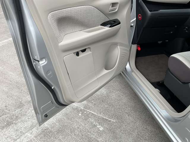 助手席ドア内側には、車検証収納ボックスがついています♪