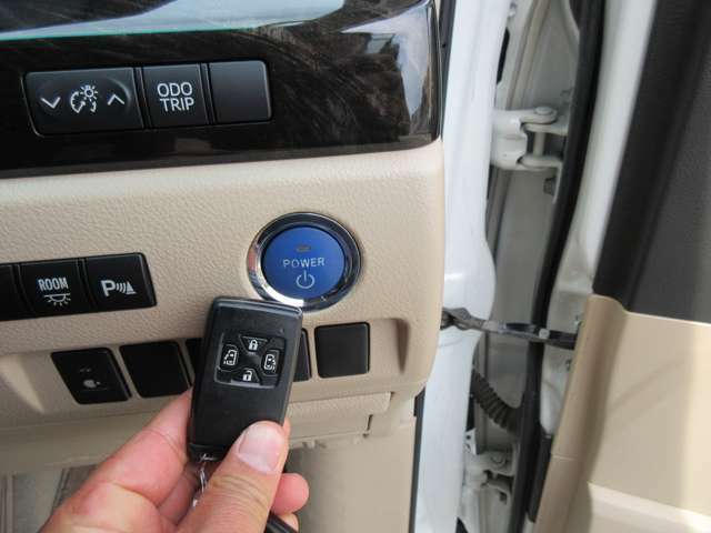 スマートキーなので鍵はカバンに入れたままでエンジン始動はもちろんドアロックも可能なので大変便利です。お電話でのお問い合わせは、0774-39-4585まで！
