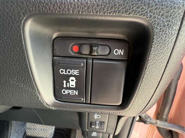 助手席側電動スライドドアのコントロースイッチが装備されておりますので開け閉めも楽々です。