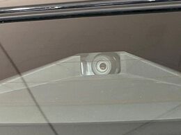 【スズキ　セーフティサポート】走行中に前方の車両等を認識し、衝突しそうな時は警報とブレーキで衝突回避と被害軽減をアシスト。より安全にドライブをお楽しみいただけます。