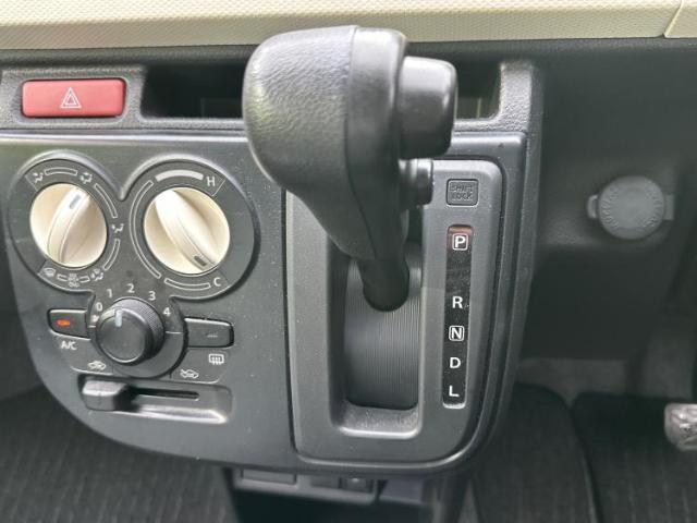 WECARSの展示場では実際に見て、触ってお車をお選びいただけます！知識の豊富な営業スタッフが様々なカーライフをご提案いたします！