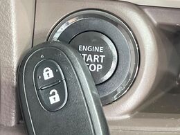 【インテリジェントキー】カバンやポケットに入れたままでもドアの施錠・解錠が可能なスマートキーを装備。エンジンのオン・オフ時もカギを取り出す必要が無いからとっても便利です♪