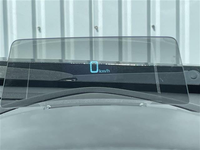 【ヘッドアップディスプレイ（HUD）】フロントウインドウガラスに走行情報を投影します。運転中の目線と重なるように表示されるので、少ない視線移動で速度が確認できるので、 ドライビングに集中できます！
