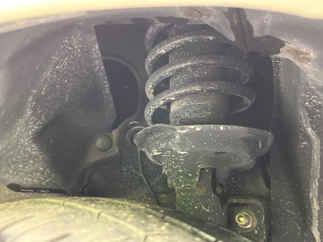 お車を安心してお乗りいただく為には、足回りの定期点検が欠かせません。サービスサポート（有償保証）では無料点検もご提供しており、安心のカーライフをお過ごしいただけるサポート体制が整っています。