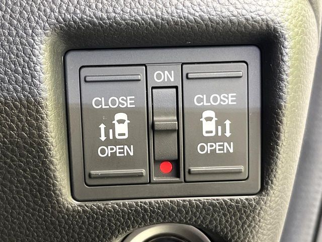【両側パワースライドドア】スマートキーや運転席のスイッチで後席両側スライドドアの開閉が可能♪電動だから力を入れてドアを開ける必要が無く、小さなお子様でも簡単に開け閉めでき快適です♪