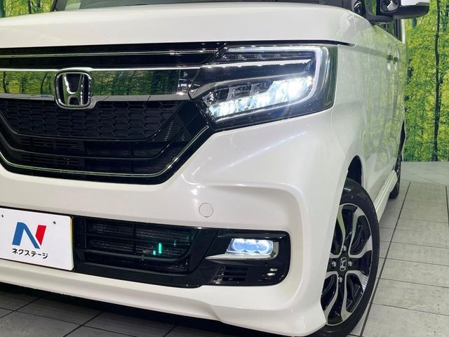 【LEDヘッドライト】悪天候や夜間走行時も良好な視界を確保し安心して運転できる高輝度LEDヘッドライトを装備！点灯速度が早く、消費電力も抑えられています。