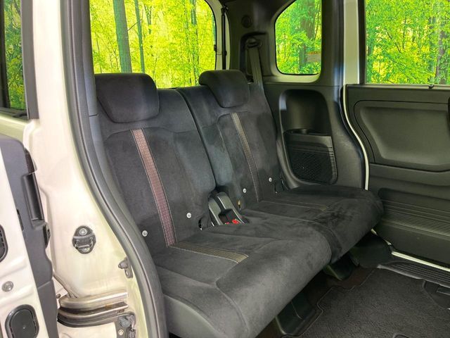 後部座席も気になるようなキズ・汚れやへたり等、大きなダメージはなく、良好な状態です。