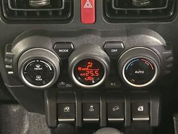 【オートエアコン】一度お好みの温度に設定すれば、車内の温度を検知し風量や温度を自動で調整。暑い…寒い…と何度もスイッチ操作をする必要はありません。快適な車内空間には必須の機能ですね♪