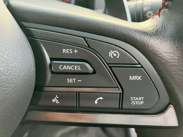 オートクルーズコントロールも親指で操作していただきやすい位置にデザインされており、高速道などの走行も楽にお乗りいただけます