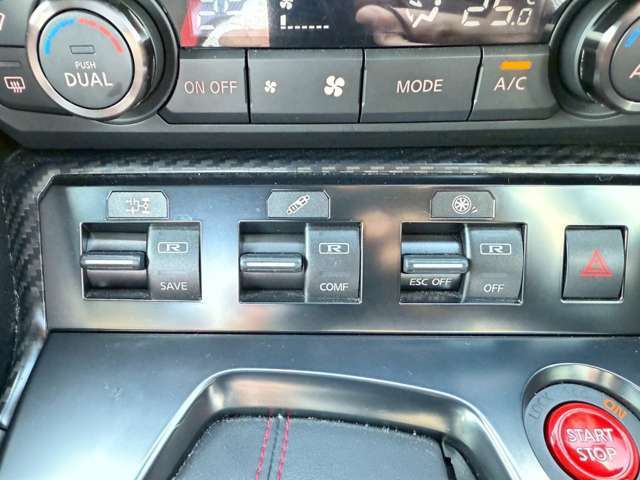 GT-Rのマルチハイパフォーマンスを最大限に引き出すセットアップスイッチです！トランスミッション、ショックアブソーバー、VDC-Rのそれぞれ3段階のモード切替が可能。さまざまな路面に対応できます。