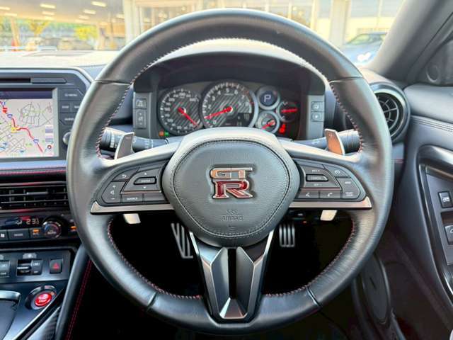 本革ステアリングハンドル。デザインもスポーティーです。