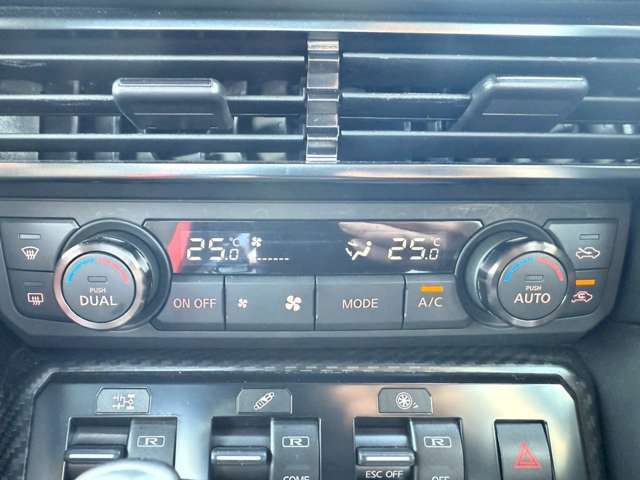 快適です！フルオートエアコン☆温度設定をするだけで素早く快適な車内でドライブできます！