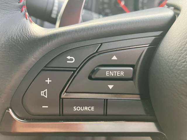 ハンドルから手を離すことなく、オーディオ操作ができます。