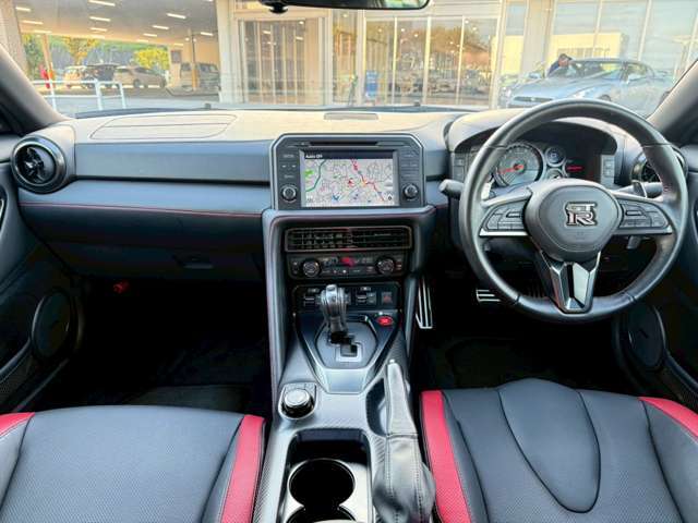 所有の喜びや乗るたびに満足感を高める上質な内装デザインが高質感を漂わせます。