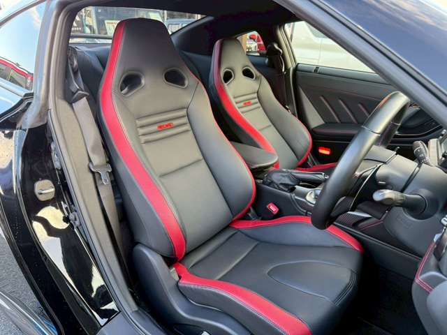 体にフィットし、ドライビングポジションを保ちやすい純正シートです。