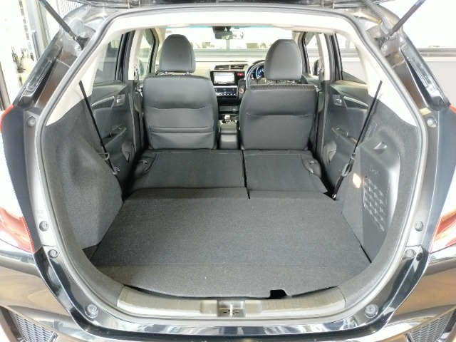 ■荷室は開口部が大きく、荷物の積み下ろしがスムーズ。後部座席を倒すことでさらに広くなり、使い勝手が良く便利です。