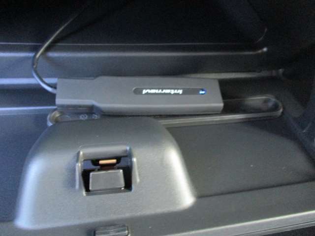 快適なカーライフをサポートする様々な情報を提供するHONDAインターナビ。データ通信USBが接続されています。（別途申込要）