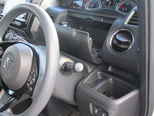 欲しいものが、使いたい時にスッと取り出せる、便利な運転席アッパーボックス