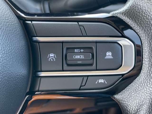 【レーダークルーズコントロール】速度を一定に保つのみならず、車間距離を一定に保ちながら走行できます。長距離の高速道路もラクラクですね♪