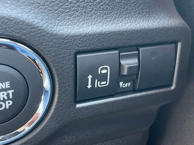 【電動スライドドア】スイッチ一つでスライドドアの開閉が可能。スライドドアは駐車場所に傾斜がある場合重くなりがちですが、力を一切入れることなくラクラク開閉できます！