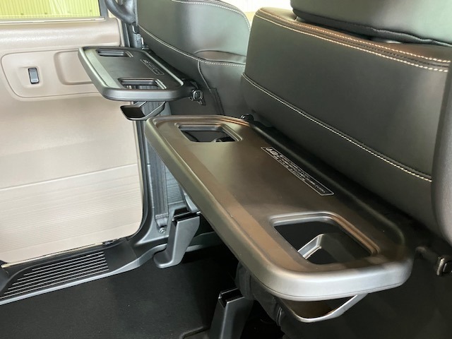 シートバックテーブルです！車内での軽食などの時に便利です！