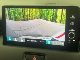【バックカメラ】駐車時に後方がリアルタイム映像で確認できます。大型商業施設や立体駐車場での駐車時や、夜間のバック時に大活躍！運転スキルに関わらず、今や必須となった装備のひとつです！