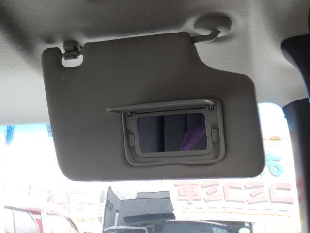 運転席サンシェードにはバニティミラーあり☆
