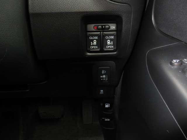 運転席からでも後部座席電動スライドドアをばっちり操作できます☆