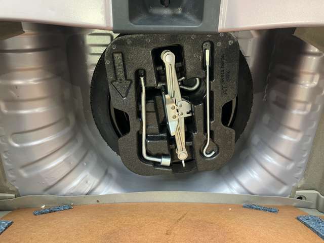 ラゲッジスペースの下に車載工具＆応急タイヤが収納されています！突然のパンク修理にお使いください！