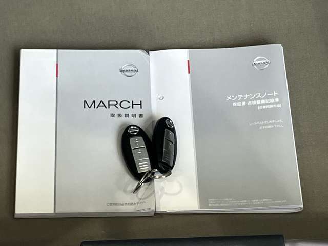 取り扱い説明書、メンテナンスノート、保証書揃ってます。インテリジェントキーも2個付ています。バック等に入れたままでも施錠解除もできエンジンスタートもワンプッシュでエンジンをかけることが出来ます。