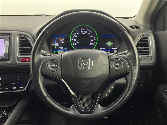 【ステアリング】軽い力で扱いやすいハンドルです。目立つ傷やスレなどなく綺麗な状態です！除菌プランいれていただくとさらに快適に！清潔なお車はお子様にも安心ですね！