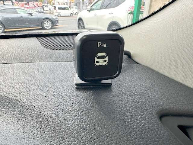 障害物センサーがついて、車輌との距離感を簡単確認！車庫入れ等も安心して出来ますね！
