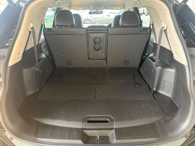 広々としたラゲッジスペース！更にシートアレンジで大きな荷物の収納が出来ます！便利ですよね♪