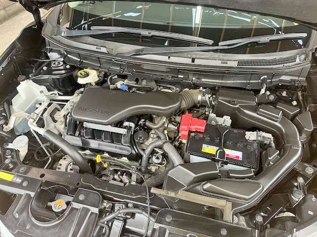 エンジンルームの状態もキレイで機関も良好です！当社では仕入時に90ヵ所以上の点検項目の確認や試乗も実施してます！問題のない車両を店頭にて販売しております！