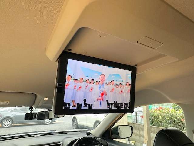 後席フリップダウンモニター付き！後部座席の方もDVD鑑賞やテレビなどを楽しみながら目的地まで移動出来ます！小さなお子様のいらっしゃるご家庭には必須アイテムになる事間違いなし！？