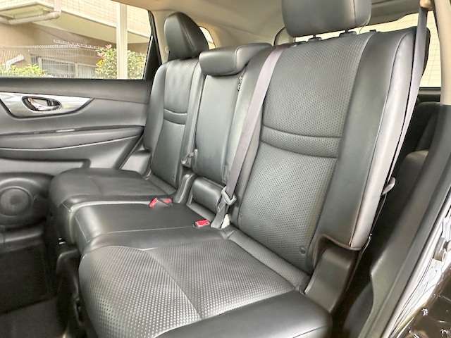 ゆったり座れる2ndシート！足元スペースも広々としていて、乗り心地も良いです！シートの座り心地も良くてくつろげますよ♪