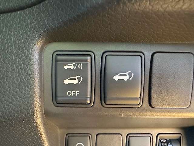 自動でハッチが開閉できるパワーバックドア付き！大きなハッチもボタン一つで開け閉め簡単！かなり重宝する装備です！