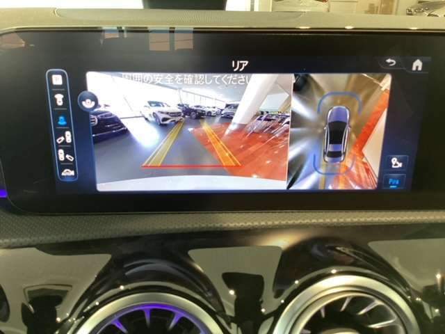 【360度カメラシステム】リバースと連動し、車両後方の映像をディスプレィに表示。歪みの少ないカメラにより鮮明な画像で後退の運転操作をサポートします。