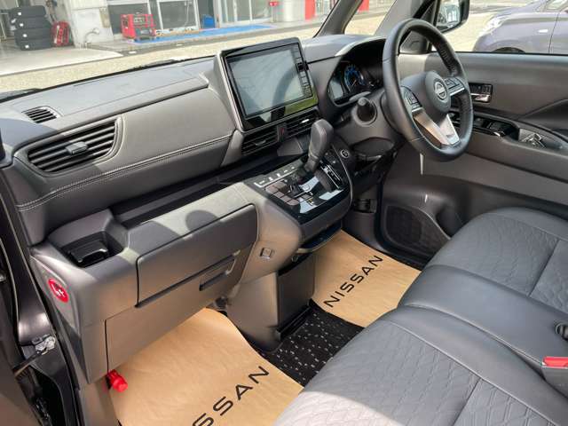☆　【ウォークスルー】　インパネシフトなので足元も広々！左右の移動も楽に出来ますから狭い車庫でも簡単に反対側から出られます　☆