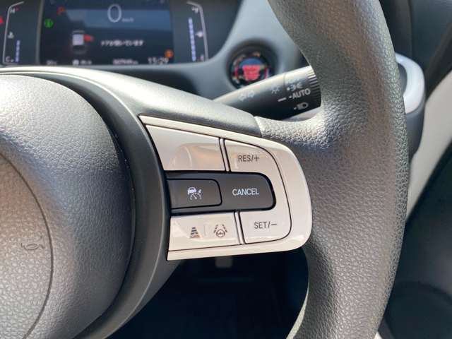 ホンダセンシングが装備されています。レーダークルーズやレーンキープ、車線逸脱防止機能に加え標識認識機能なども備えていて、ロングドライブも快適で安全にお楽しみいただけます。